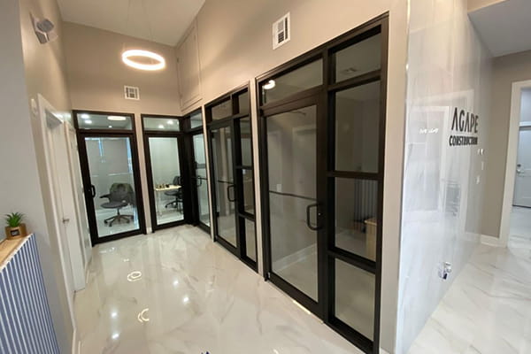 Sound-absorbing acoustic glass partitions for quiet workspaces