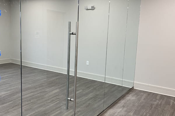 High-performance soundproof glass partitions for focus
