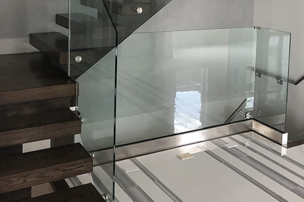 Shoe base glass handrail systems for safety