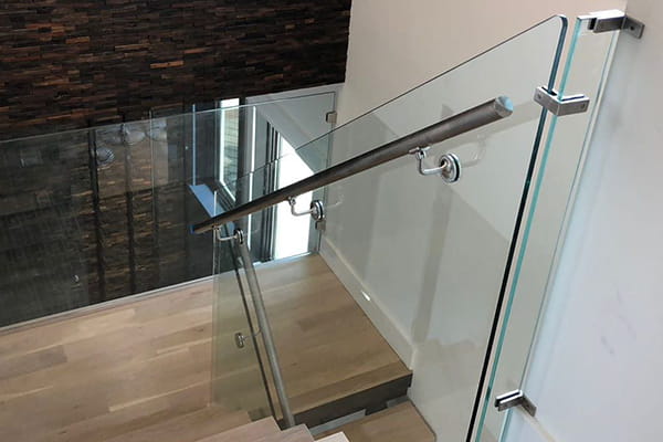 Shoe base glass banister for stairs