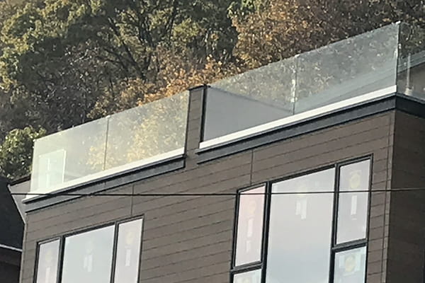 Glass-enhanced shoe base railing system